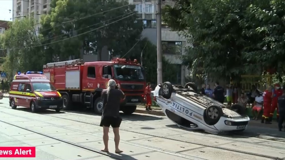 VIDEO // O mașină de poliție în care se aflau doi suspecți s-a răsturnat în București